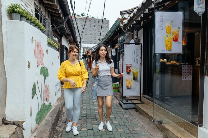 Private City Kickstart Tour: Seoul - Seoul City Hall and the contrast between old and new