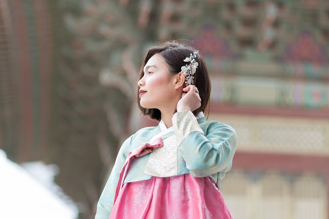 Private Palace Photo Shoot in Seoul with a Photographer - Entering Gyeongbokgung Palace for the photo session