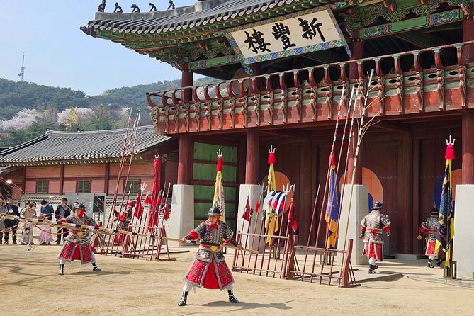 Private Tour around Suwon UNESCO Fortress and Korea Folks Village - Hwaseong Haenggung Palace and the 11:00 performance