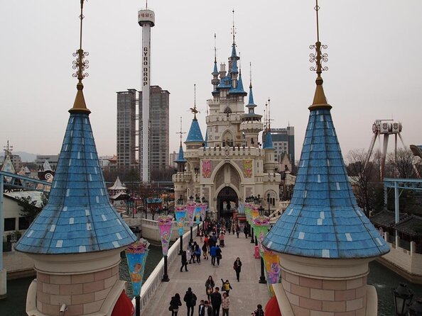 Private Tour to Lotte Tower, Aquarium and Lotte world Theme park - One Lotte day, three very different experiences