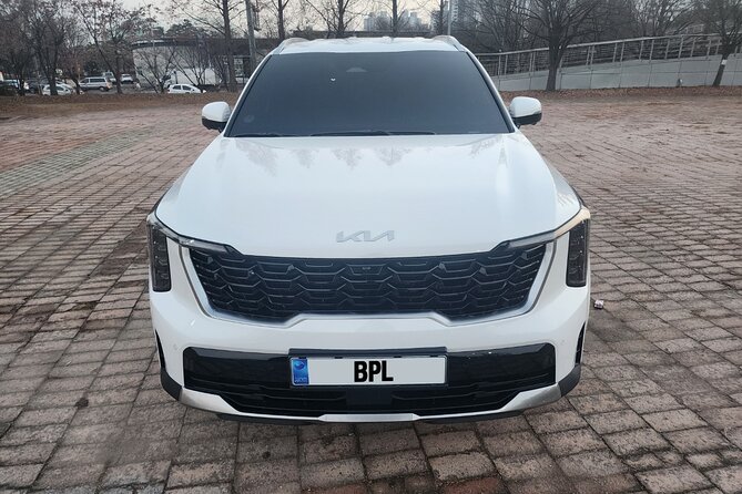 Private Transfer Incheon Intl. Airport —>Seoul - A Small Hybrid Car for Three People