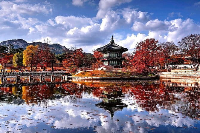 Private transport for 1 day Seoul tour - Bukchon Hanok Village: traditional streets with a time limit