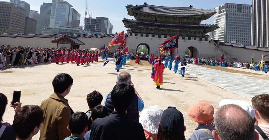 Seoul: 4-Hour Guided Tour to Palace, Bukchon, Jogyesa Temple - Starting at Gwanghwamun Square