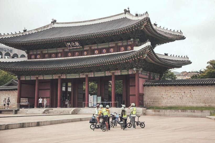Seoul: Afternoon Ebike tour and "Happy Hour" food and drinks - Insadong Culture Street and the ride between stops