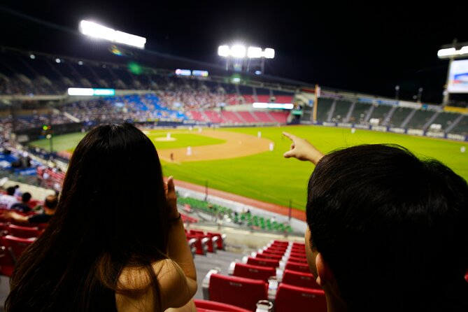 Seoul: Baseball Game Ticket with Dinner/Beer with the host - Starting near Sports Complex Station