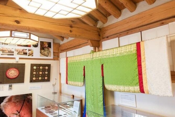 Seoul: Bukchon Hanok Village Walking Tour - Why Bukchon works best with a guide