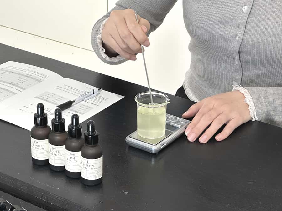 Seoul: Create Your Own Natural Perfume with a Perfumer - Why the small group matters