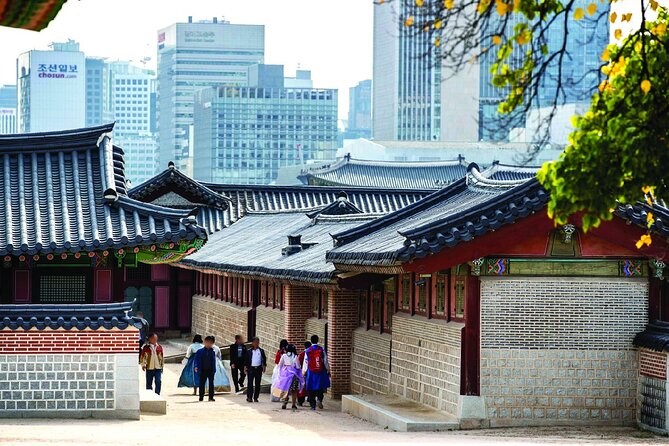 Seoul Day Tour: Gyeongbokgung Palace, Bukchon, Gwangjang Market - Timing, group size, and walking demands