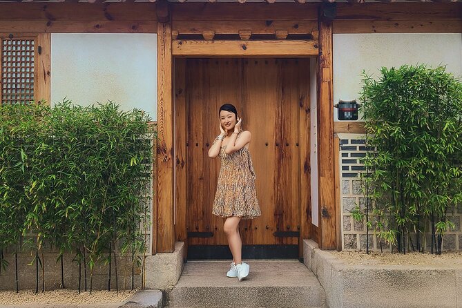 Seoul Day Tour: Gyeongbokgung Palace, Bukchon, Gwangjang Market - Naksan Park and the city wall after dark