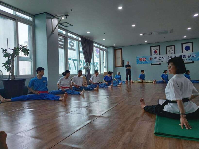 Seoul: Experience Traditional Korean Mind & Body Healing - Learning Dantian breathing in a guided class