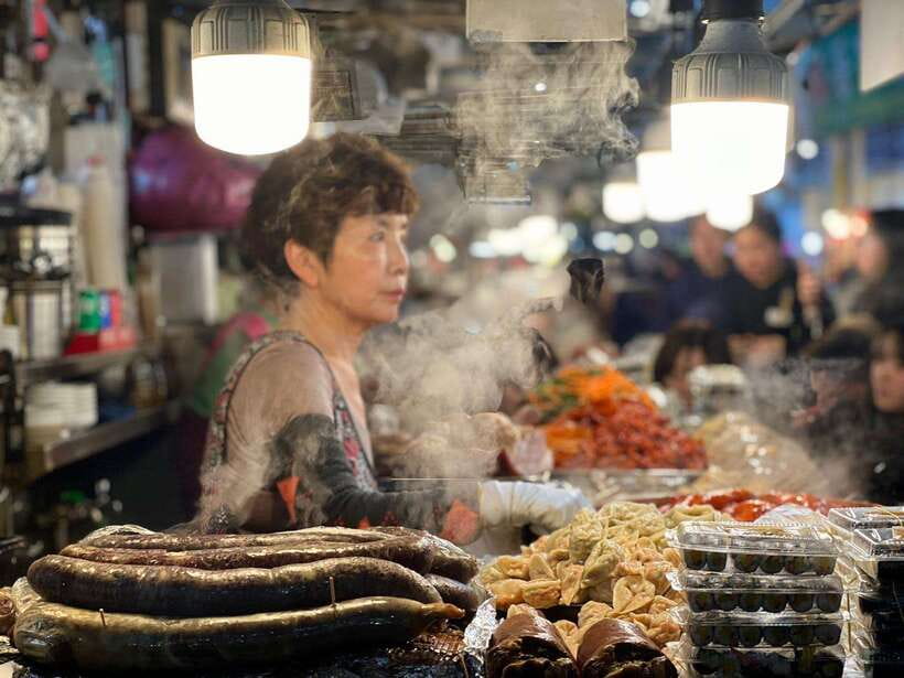 Seoul: Fearless Foodie Gwangjang Market Food Adventure - Sampling 10 to 12 Korean Foods
