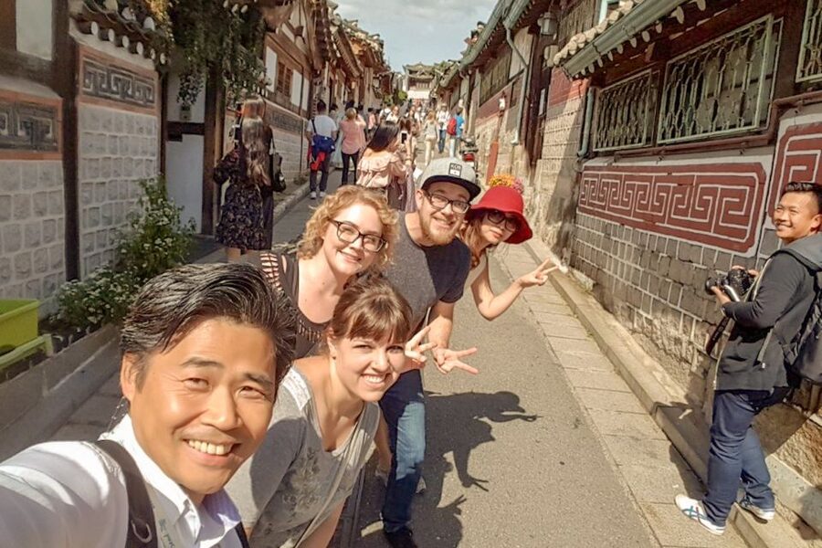 Seoul: Gyeongbok Palace and Bukchon Hanok Walking Tour - Gyeongbokgung Palace and the guard ceremony