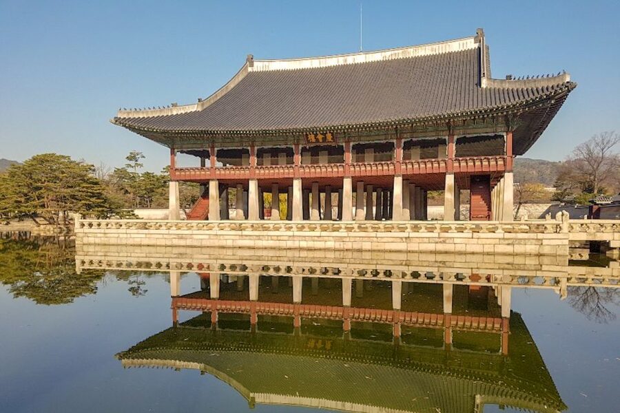 Seoul: Gyeongbok Palace and Bukchon Hanok Walking Tour - Finishing in Insadong with practical Seoul advice