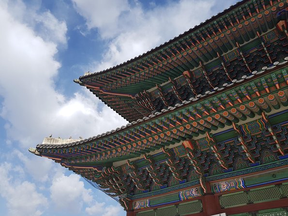 Seoul: Gyeongbok Palace, Bukchon Village, and Gwangjang Tour - The guides are the main reason to book