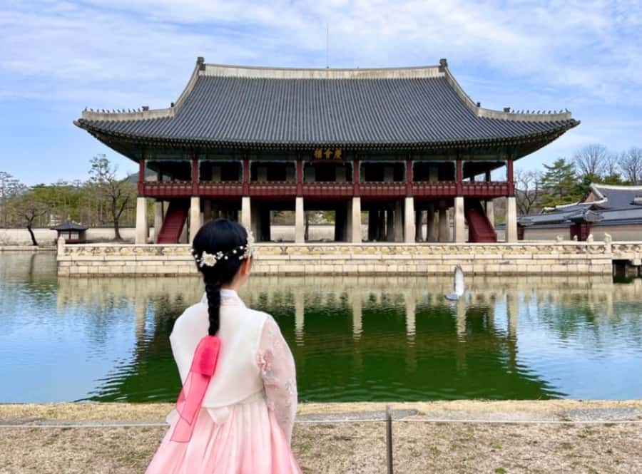 Seoul: Gyeongbokgung / Hanok Village / N Seoul Tower - Wearing hanbok inside Gyeongbokgung Palace