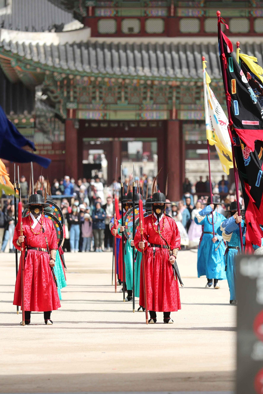 Seoul: Gyeongbokgung Palace Tour & Lunch at Authentic Market - Key points to know before booking