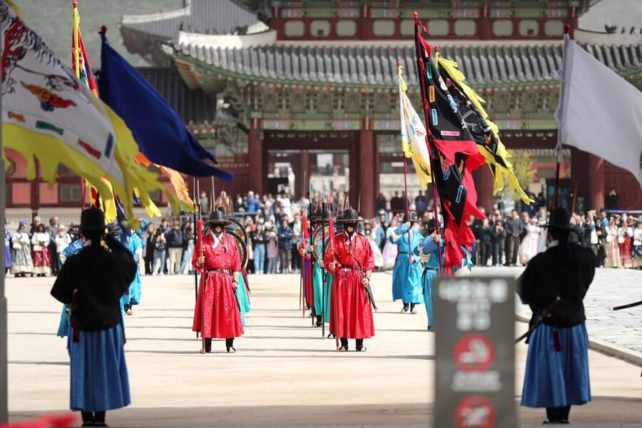 Seoul: Gyeongbokgung Palace Tour & Lunch at Authentic Market - Entering Gyeongbokgung, Seoul’s largest grand palace
