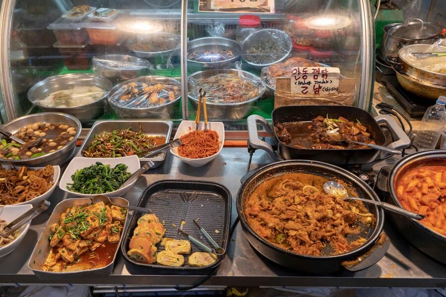 Seoul: Gyeongbokgung Palace Tour & Lunch at Authentic Market - From royal ceremonies to market stalls