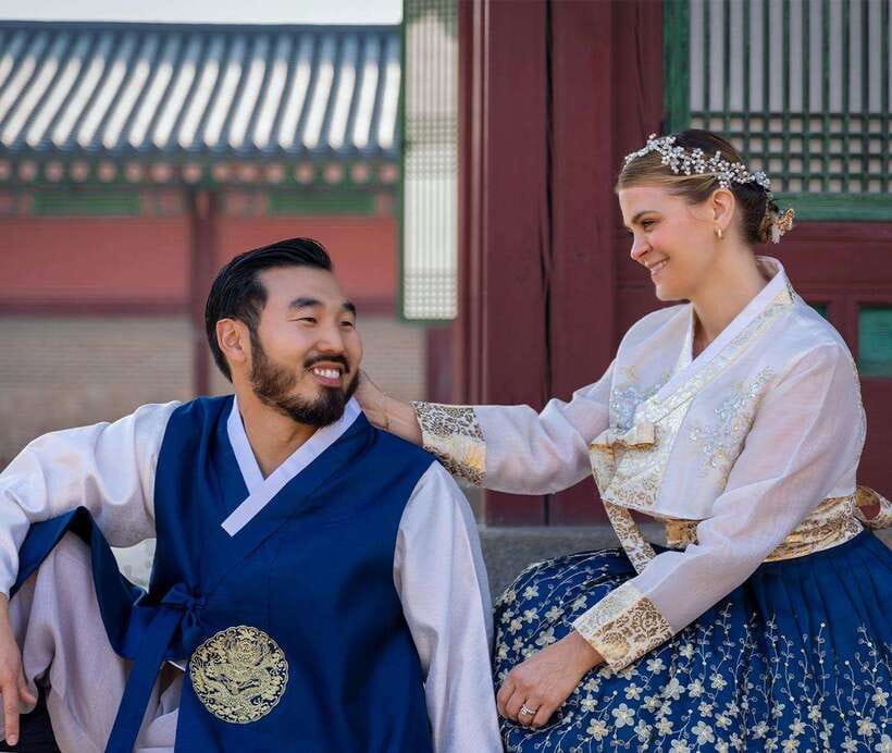 Seoul: Hanbok Rental with Gyeongbokgung Palace Entry - Getting dressed at Daehan Hanbok