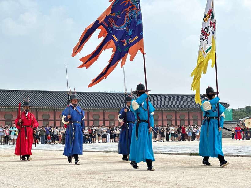 Seoul Highlights: Gyeongbok Palace, Insadong & N Seoul Tower - Gyeongbokgung Palace and the royal guard