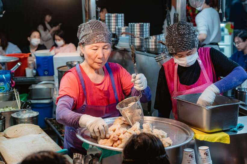 Seoul: Night Market Food Tour with Local Guide - The guides are the heart of the experience