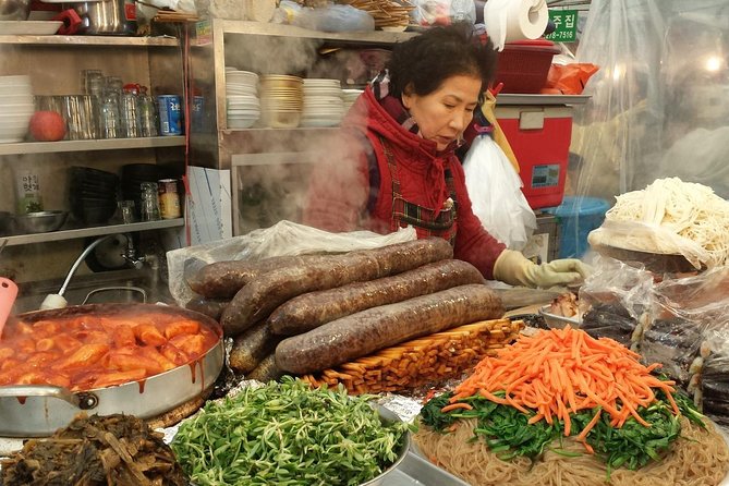Seoul Night Tour (Gwangjang Market, Royal Palace and Naksan Park) - The guides make the difference