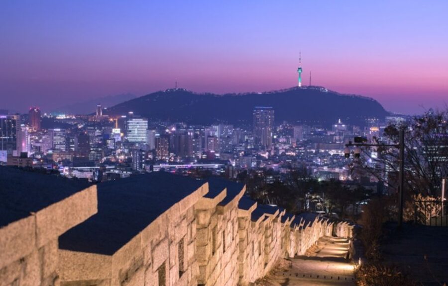 Seoul: Nighttime Tour of Palace, Market, Naksan Park & More - Changgyeonggung Palace after sunset