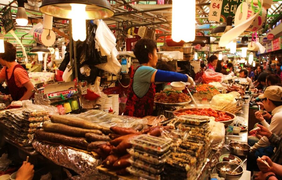 Seoul: Nighttime Tour of Palace, Market, Naksan Park & More - Weather, clothing, and walking