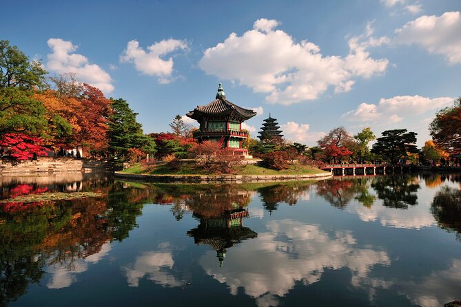 Seoul Private Tour Gyeongbok Palace Bukchon and Gwangjang Market - A compact route through northern Seoul