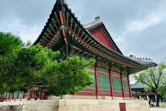 Seoul Private Tour with hidden gem of Seoul - Bukchon Hanok Village and the limits of a short visit