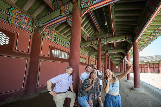 Seoul Royal Palace,Bukchon Hanok Village & Gwangjang Market Feast - Guides, group size, and the human side of the tour