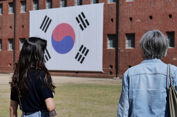 Seoul’s Hidden Dark History Guided Tour of Seodaemun Prison - The guide and the small group format