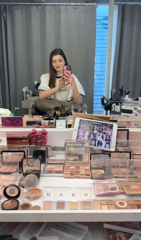 Seoul: Sihyunhada Photo, Personal Color, Makeup&Hair TOUR - Starting at Hapjeong Station with a private guide