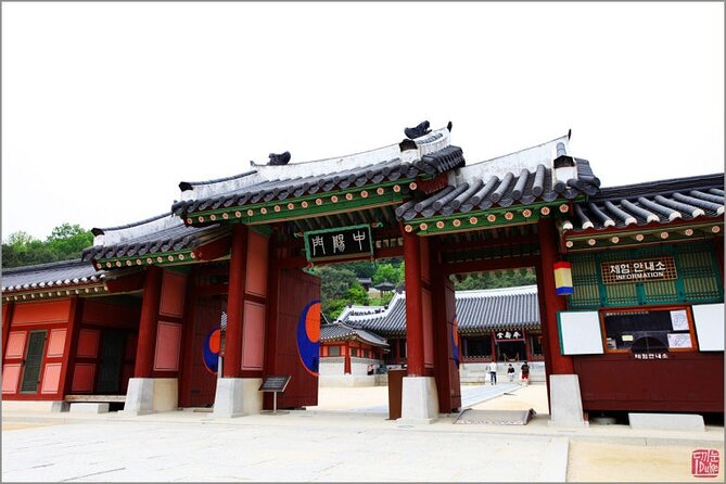 Seoul: Suwon Hwaseong & Waujeongsa & Starfield Heritage Tour - A modern pause at Starfield Library