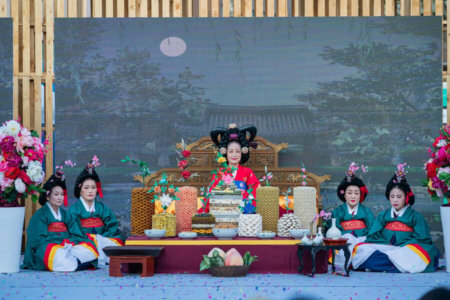 Seoul: The 62nd Suwon Hwaseong Cultural Festival Day Tour - The guide adds useful structure