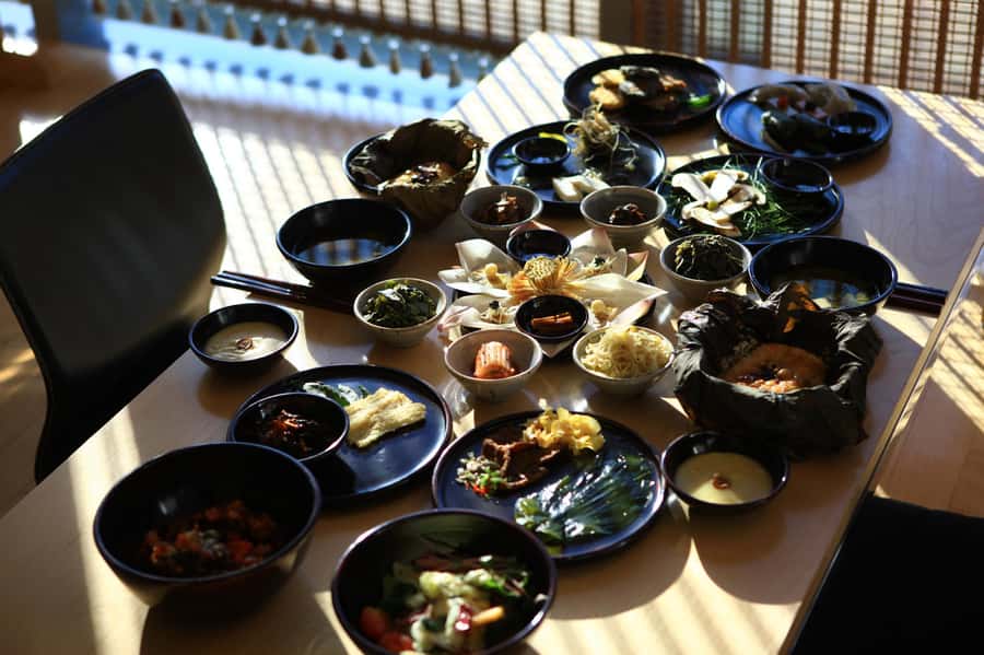 Seoul Vegan Delight: Temples, Teas & Treats Tour - Buddhist-inspired vegan food at lunch