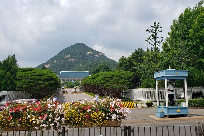 (Small Group) Palace & Seoul Old Town Highlights - Ninety minutes inside Gyeongbokgung Palace