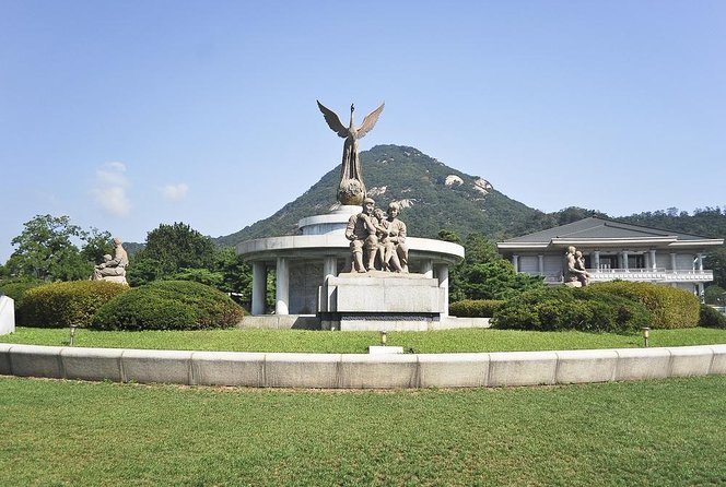 Small-Group Seoul Tour with Gyeongbokgung Palace (hotel pick-up) - Guides, Group Size, and Comfort