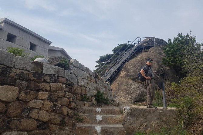 Sunset view & hiking through Seoul Fortress with seafood Market - Moving from Inwangsan to Ansan Jarak-gil