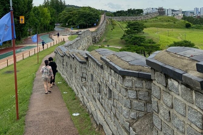 Suwon Hwaseong Fortress Food Walking Tour, KTourTOP10 - Cauldron fried chicken at a traditional restaurant