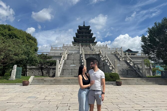 Time Travel in Seoul: Gyeongbokgung Palace, Folk Museum & Bukchon - Mina’s guiding style and the small-group advantage