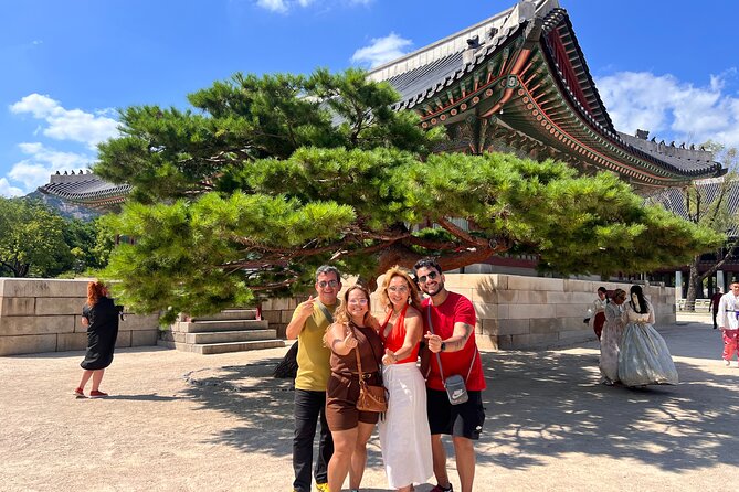 Time Travel in Seoul: Gyeongbokgung Palace, Folk Museum & Bukchon - Gyeongbokgung Palace in 50 focused minutes