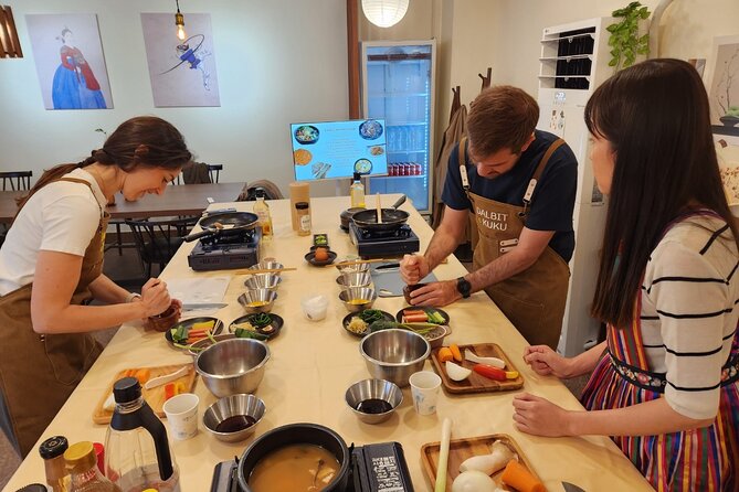 Traditional Korean 6-Dish Cooking Class + Hidden Alley Tour Seoul - Eating Together Like a Korean Family