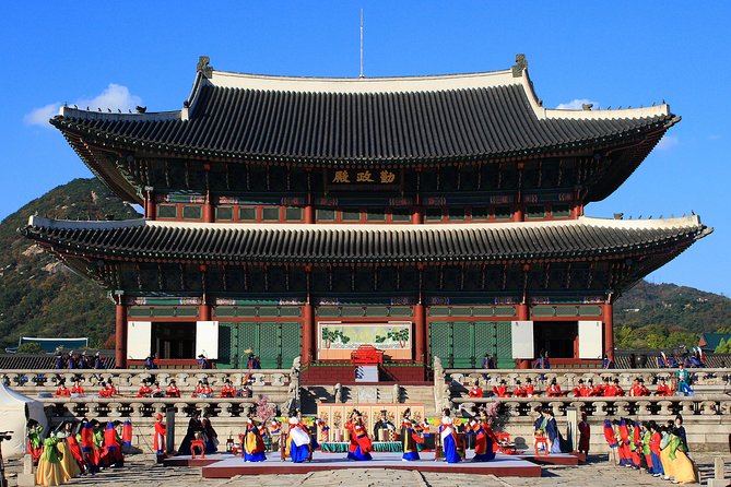 Walking Tour with Gyeongbokgung Palace, Bukchon, Insadong - Gyeongbokgung Palace in 90 minutes